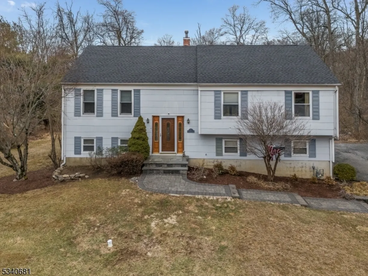 Jersey City/Hoboken Real Estate | View 19 Charlotte Dr | 4 Beds