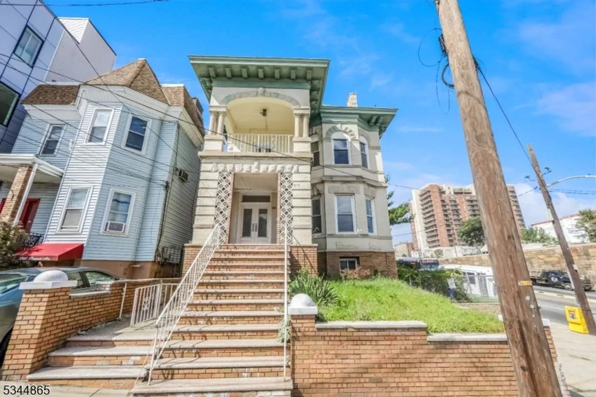 Jersey City/Hoboken Real Estate | View 3311 Pleasant Ave | 3 Beds, 1 Bath
