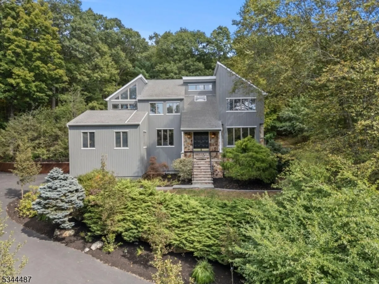 Bergen County Real Estate | View 10 S Glen Rd | 5 Beds