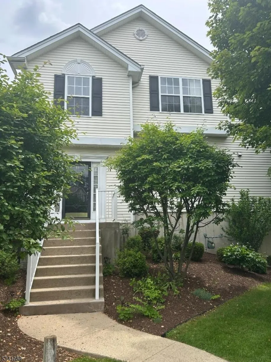 Central NJ/Bucks County, PA Real Estate | View 18 Brock Ln | 3 Beds, 2 Baths
