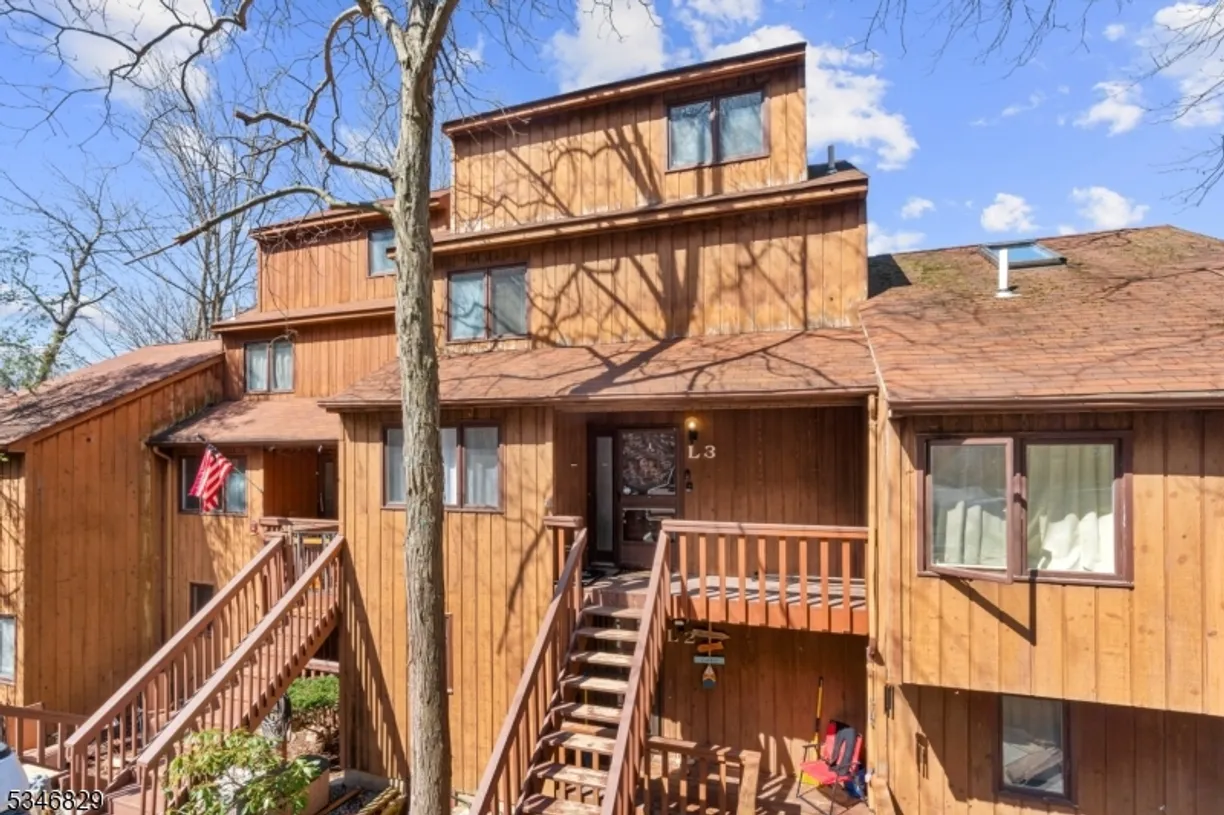 Jersey City/Hoboken Real Estate | View 4 Village Way  L3, 3 | 2 Beds, 2 Baths