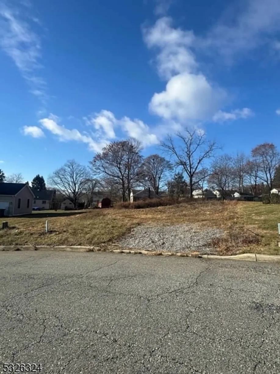 Central NJ/Bucks County, PA Real Estate | View 5 Heather Hills Rd | 4 Beds, 2 Baths