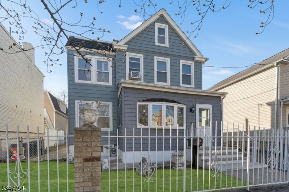 Jersey City/Hoboken Real Estate | View 136 Willow St | 3 Beds, 2 Baths