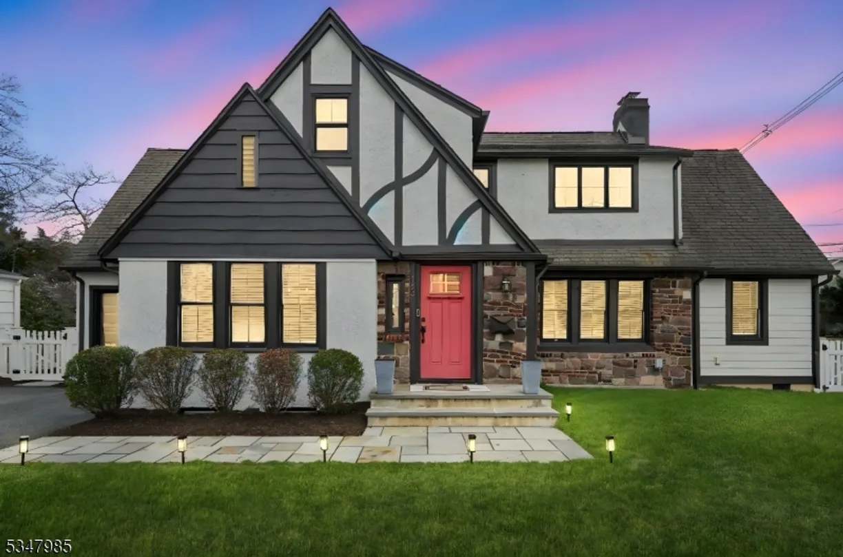 Jersey City/Hoboken Real Estate | View 152 Loantaka Way | 3 Beds