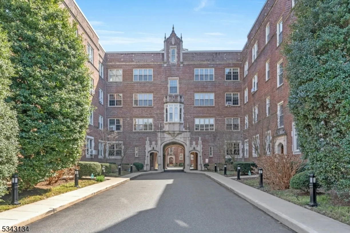 Jersey City/Hoboken Real Estate | View 133 Summit Avenue, 2 | 2 Beds, 1 Bath
