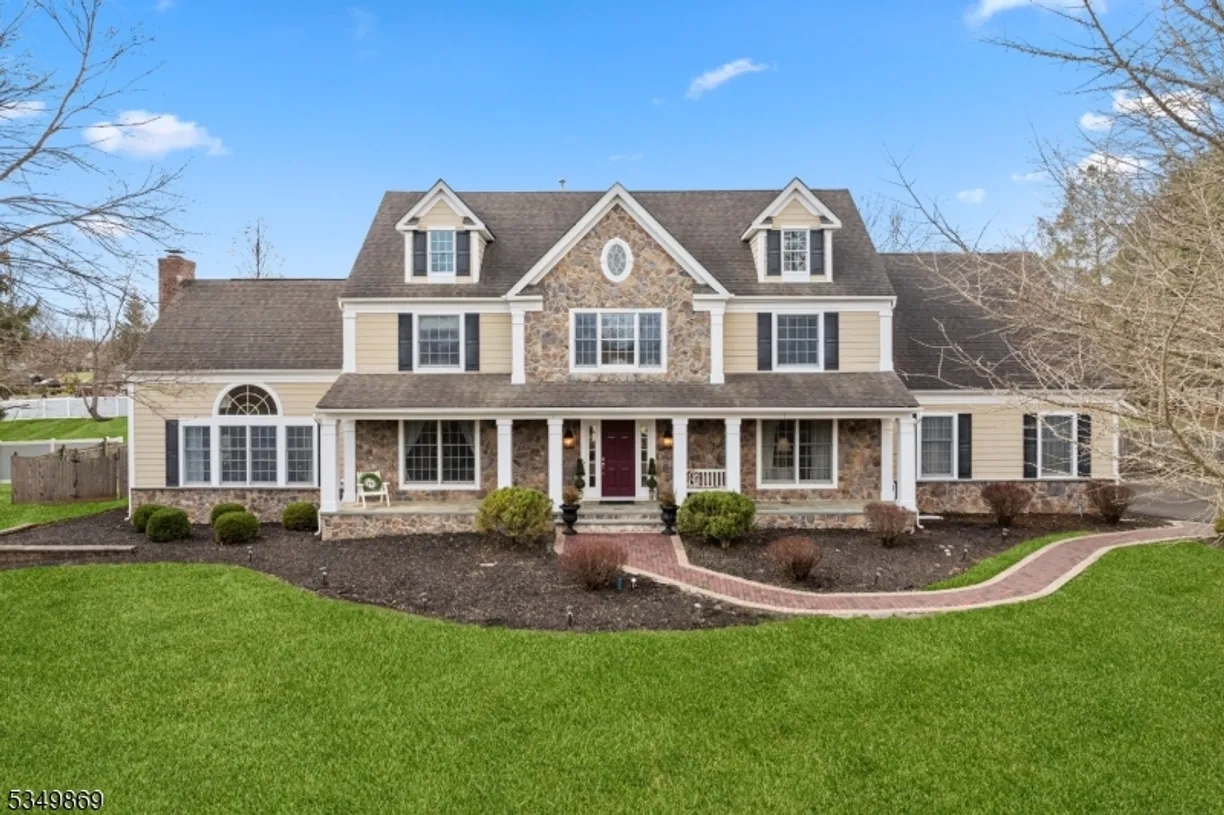 Central NJ/Bucks County, PA Real Estate | View 5 Hidden Ln | 5 Beds, 3 Baths