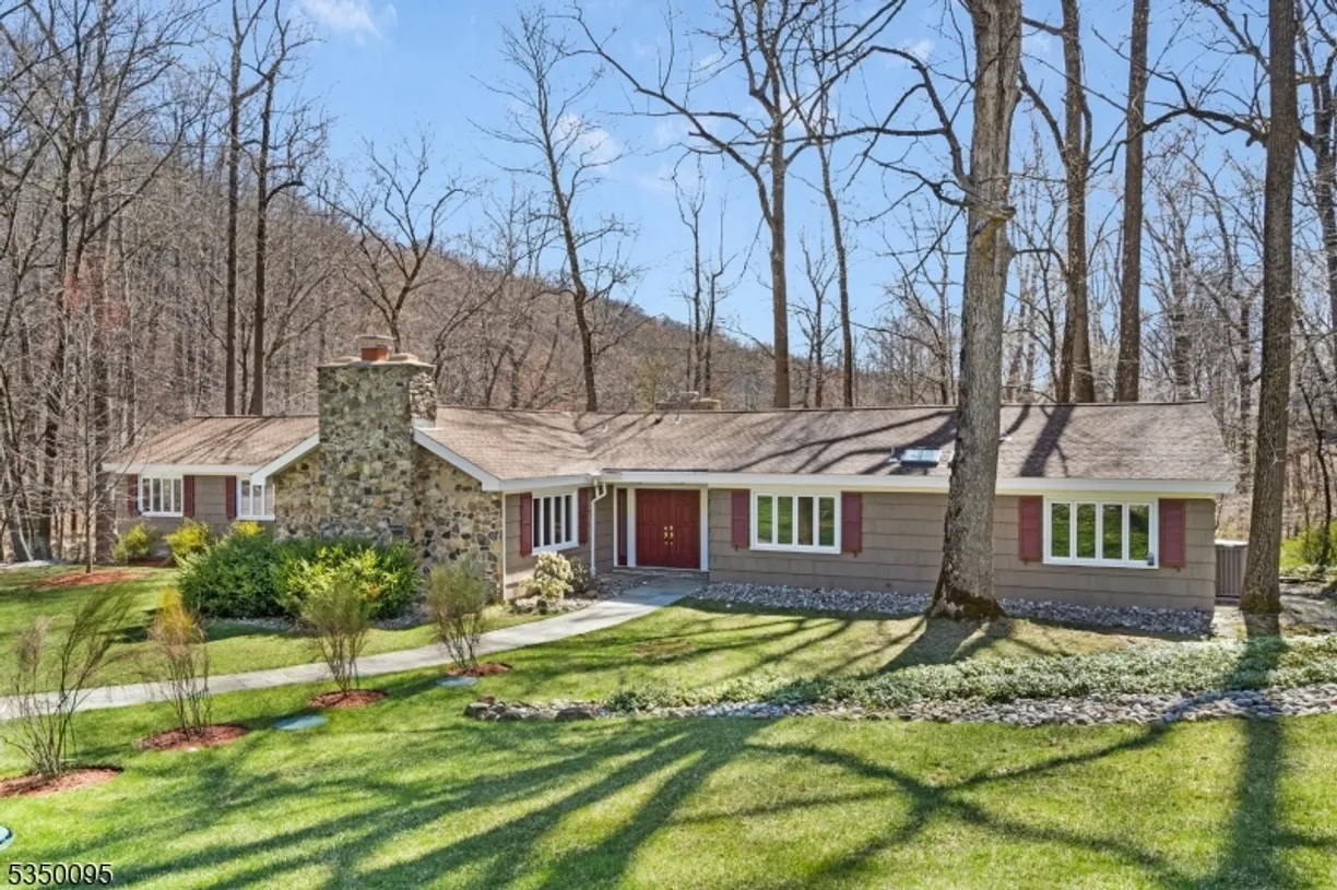 Central NJ/Bucks County, PA Real Estate | View 19 Summit Rd | 4 Beds