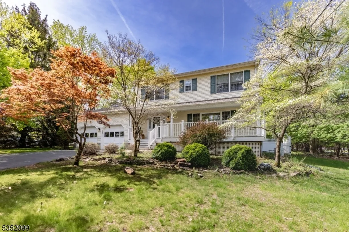 Central NJ/Bucks County, PA Real Estate | View 97 Bennington Pkwy | 4 Beds, 2 Baths