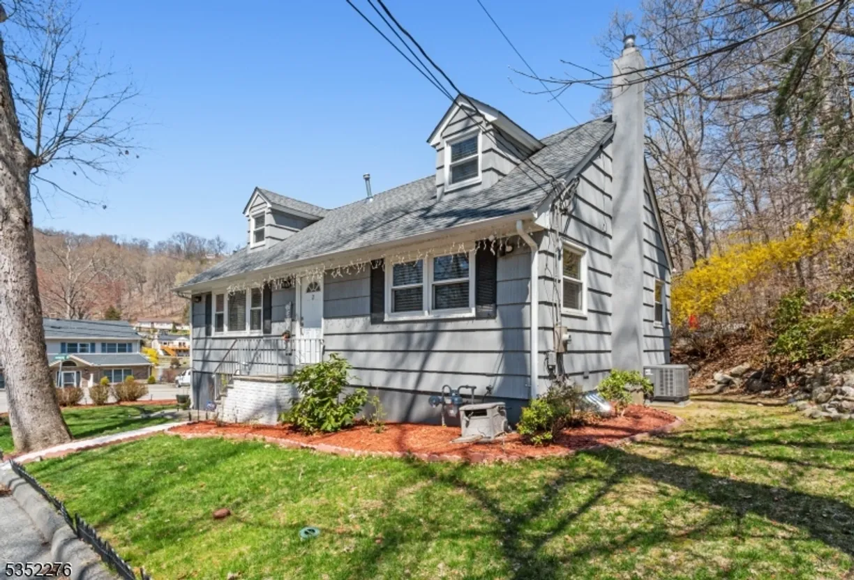 Bergen County Real Estate | View 2 Oakwood Dr | 3 Beds, 2 Baths