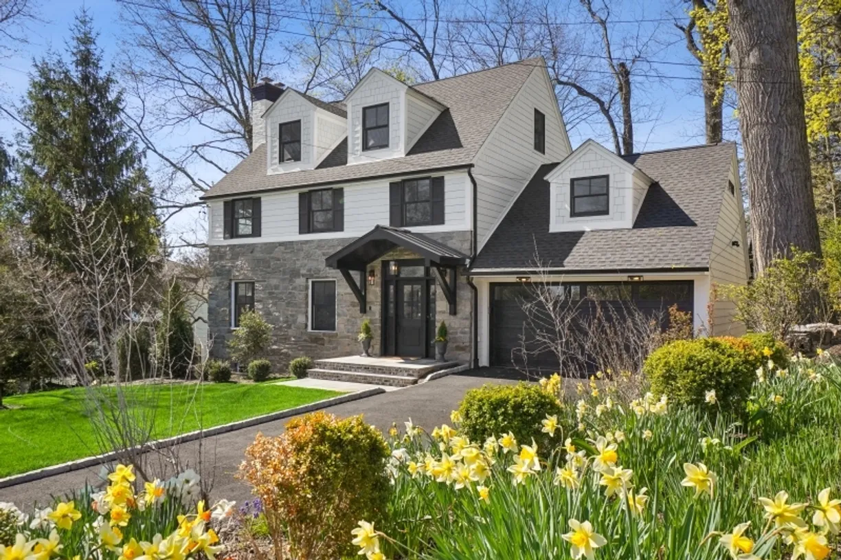 Jersey City/Hoboken Real Estate | View 2 Crestwood Dr | 5 Beds