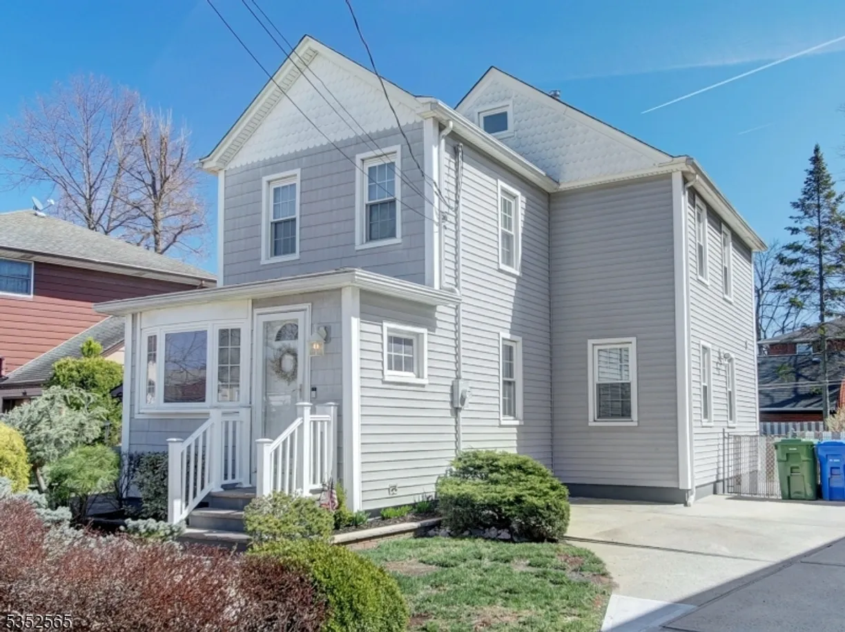 Bergen County Real Estate | View 34 E Munsell Ave | 3 Beds, 2 Baths