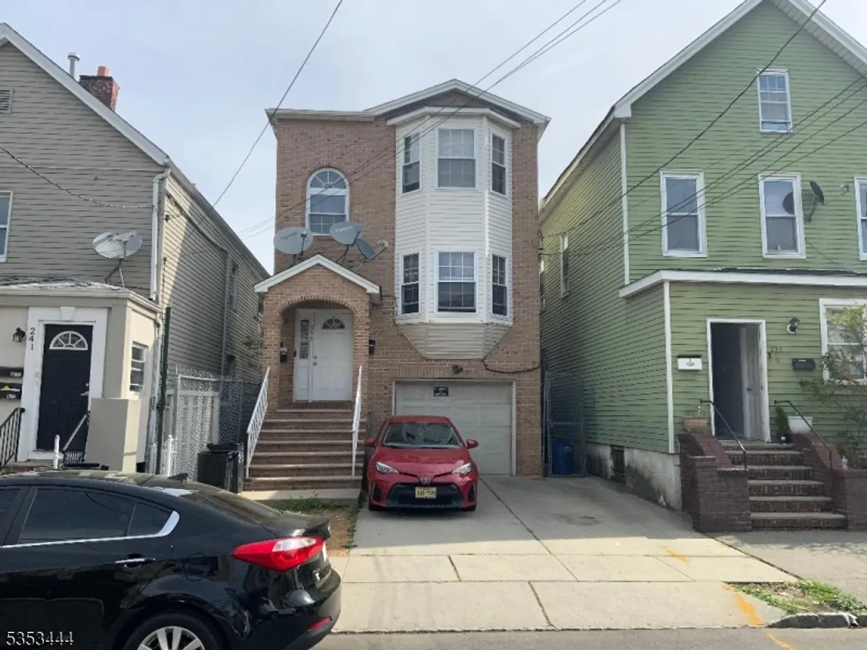 Rockland/Orange/NJ Real Estate | View 239 Bond St | 5 Baths