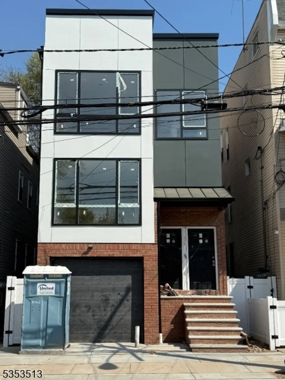 Rockland/Orange/NJ Real Estate | View 144 S 9Th St | 4 Baths