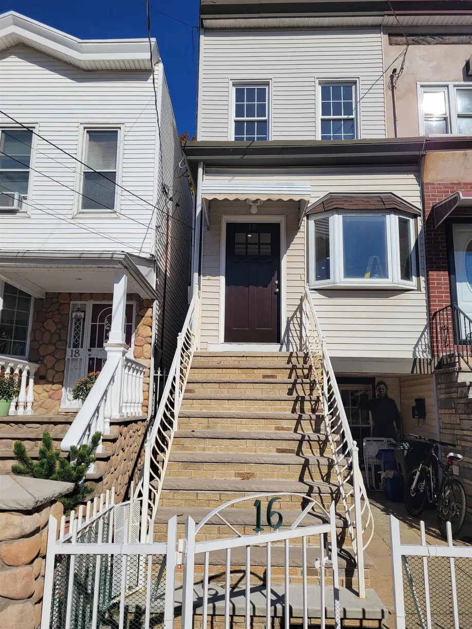 Jersey City/Hoboken Real Estate | View 16 LAIDLAW AVE, 2 floor unit | 2 Beds, 1 Bath