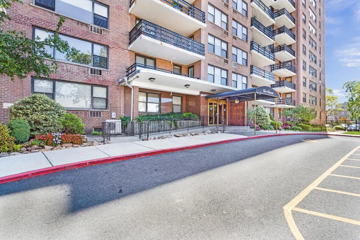 Jersey City/Hoboken Real Estate | View 10 HURON AVE, 6D | 2 Beds, 1 Bath