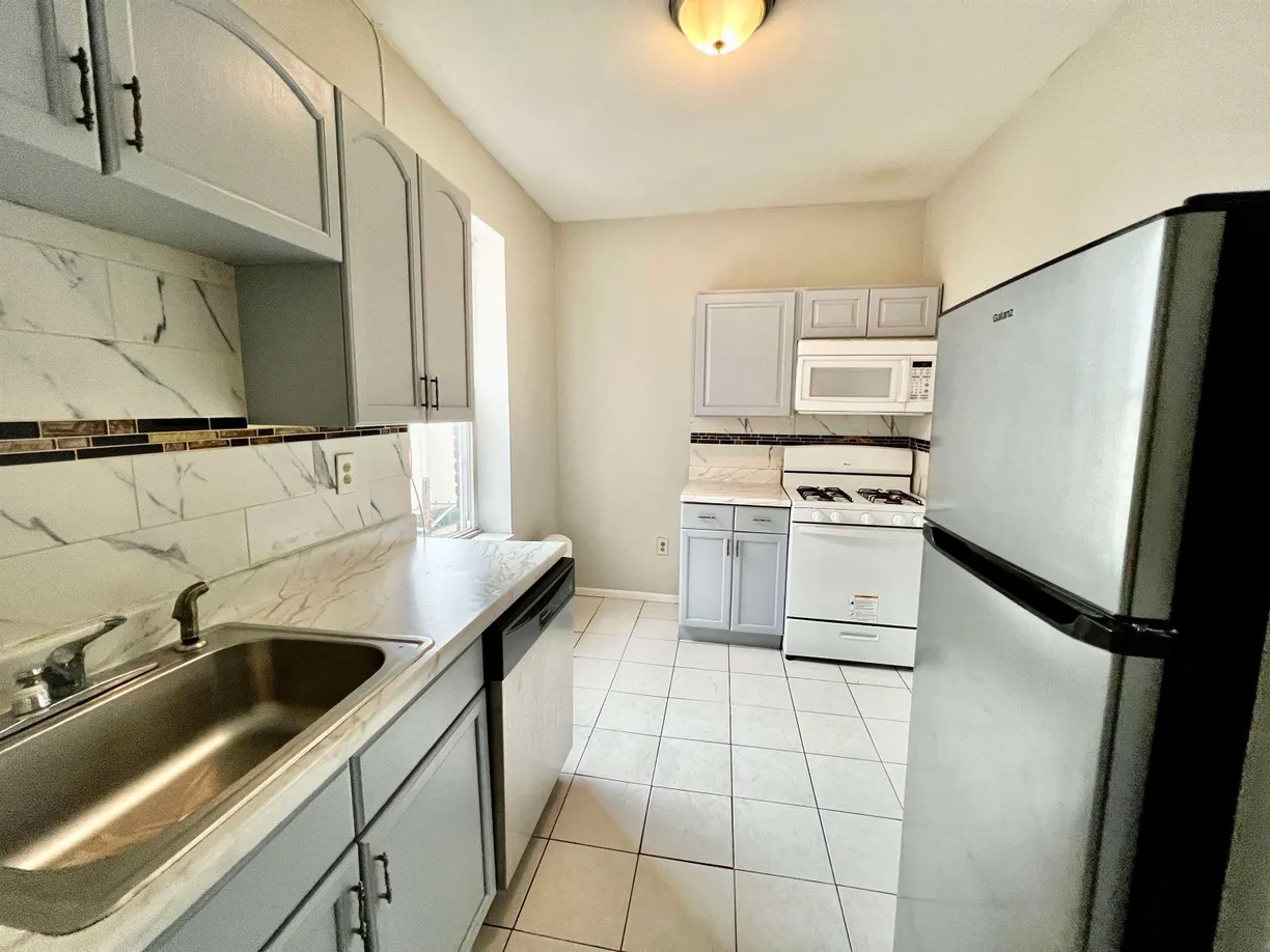 Jersey City/Hoboken Real Estate | View 16 COTTAGE ST, 41 | 2 Beds, 1 Bath