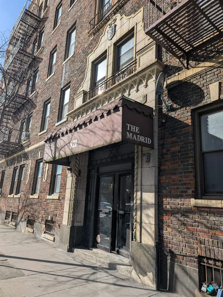 Jersey City/Hoboken Real Estate | View 821 BERGEN AVE, 2A | 1 Bed, 1 Bath