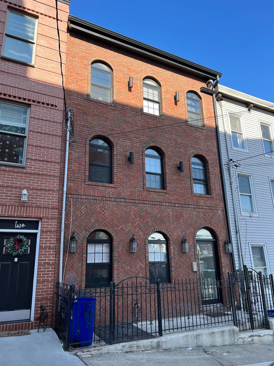 Jersey City/Hoboken Real Estate | View 12 IVY PL, 1 | 3 Beds, 1 Bath