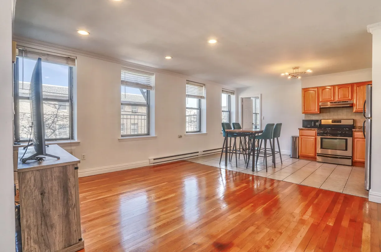 Jersey City/Hoboken Real Estate | View 129 FRANKLIN ST, B6 (206) | 2 Beds, 1 Bath