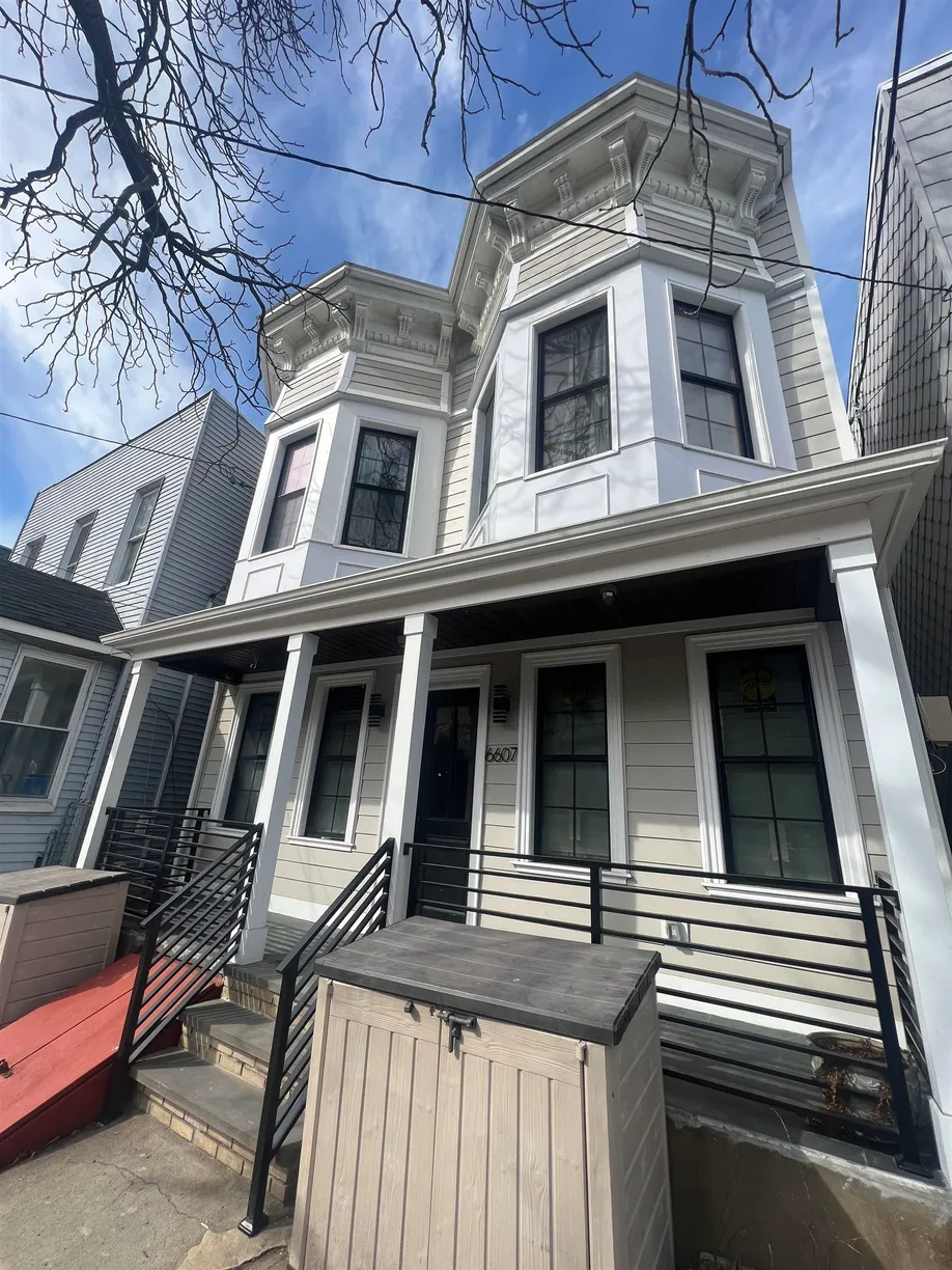 Jersey City/Hoboken Real Estate | View 6607 LINCOLN PL, 2L | 2 Beds, 1 Bath