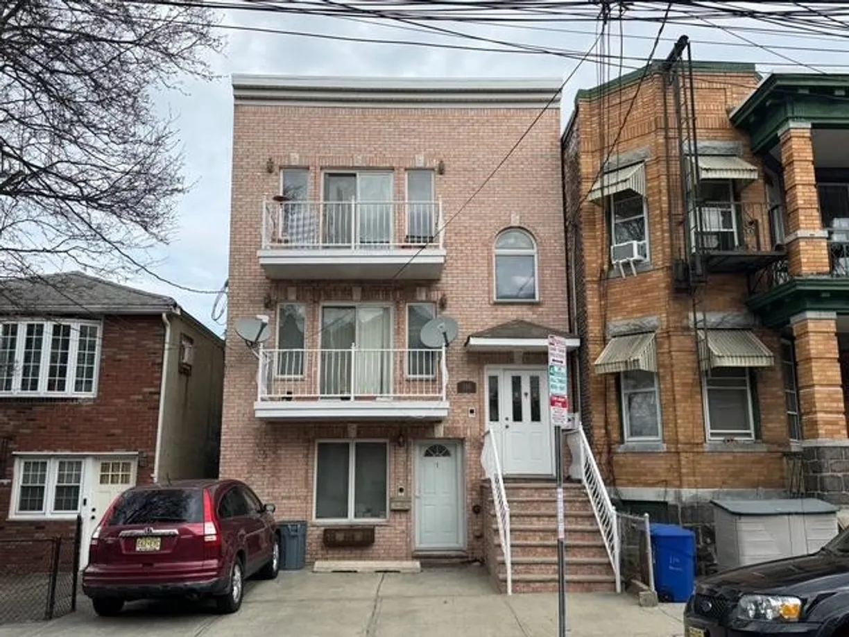 Jersey City/Hoboken Real Estate | View 116 LAKE ST, 3 | 3 Beds, 2 Baths