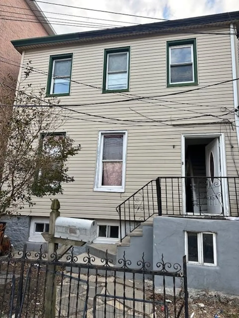 Jersey City/Hoboken Real Estate | View 405 BERGENLINE AVE | 4 Beds, 3 Baths