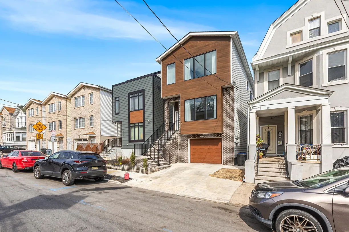 Jersey City/Hoboken Real Estate | View 106 OAK ST, 1 | 3 Beds, 2 Baths