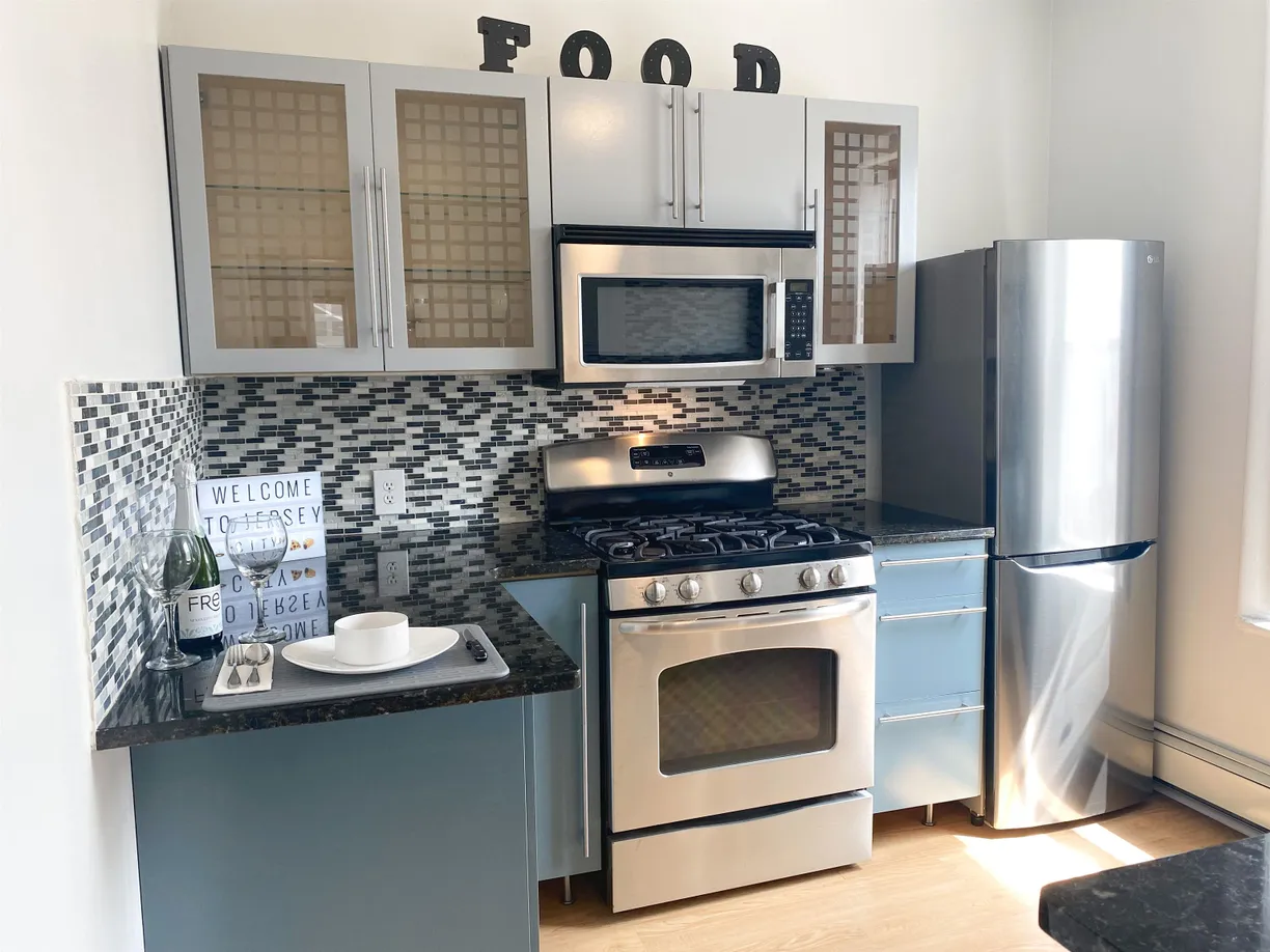 Jersey City/Hoboken Real Estate | View 42 HUTTON ST, 7 | 2 Beds, 1 Bath