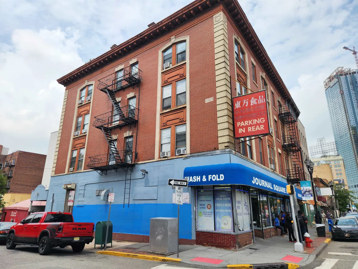 Jersey City/Hoboken Real Estate | View 851 BERGEN AVE, 3B | 1 Bed, 1 Bath
