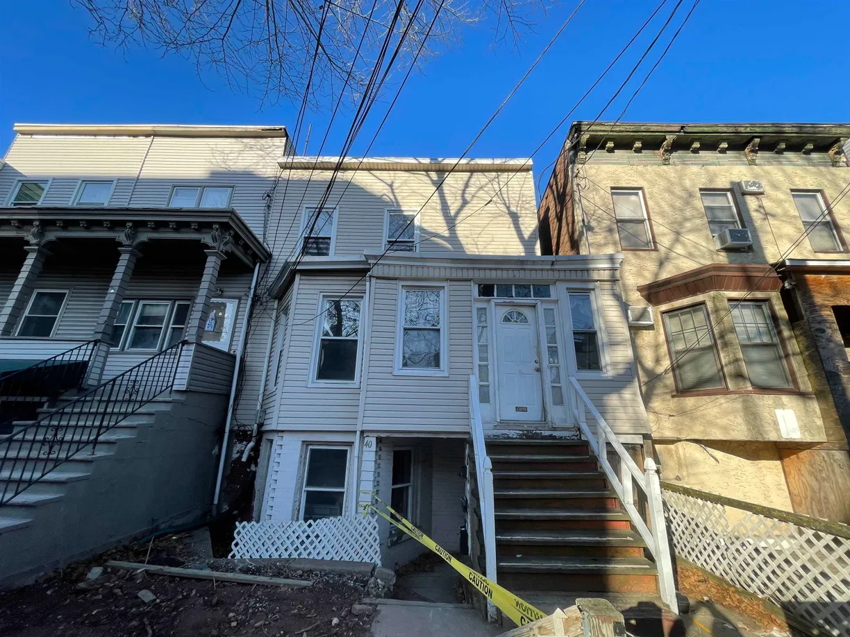Jersey City/Hoboken Real Estate | View 40 LINCOLN ST, 3 | 2 Beds, 1 Bath