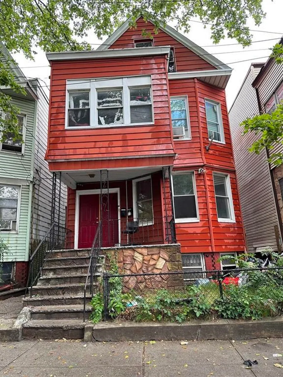 Jersey City/Hoboken Real Estate | View 176 MYRTLE AVE, 1 | 3 Beds, 1 Bath