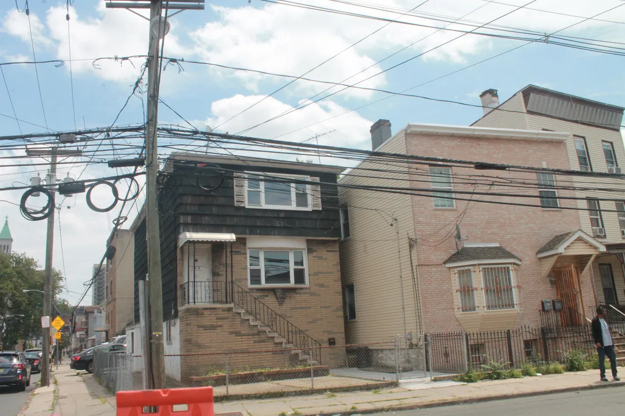 Jersey City/Hoboken Real Estate | View 164 TONNELLE AVE, 1 | 2 Beds, 1 Bath