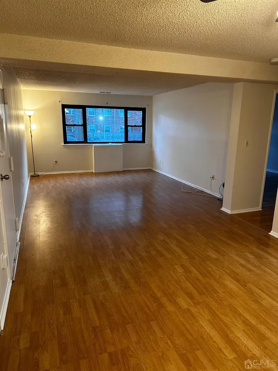 Central NJ/Bucks County, PA Real Estate | View 1133 Livingston, 16 A | 1 Bed, 1 Bath