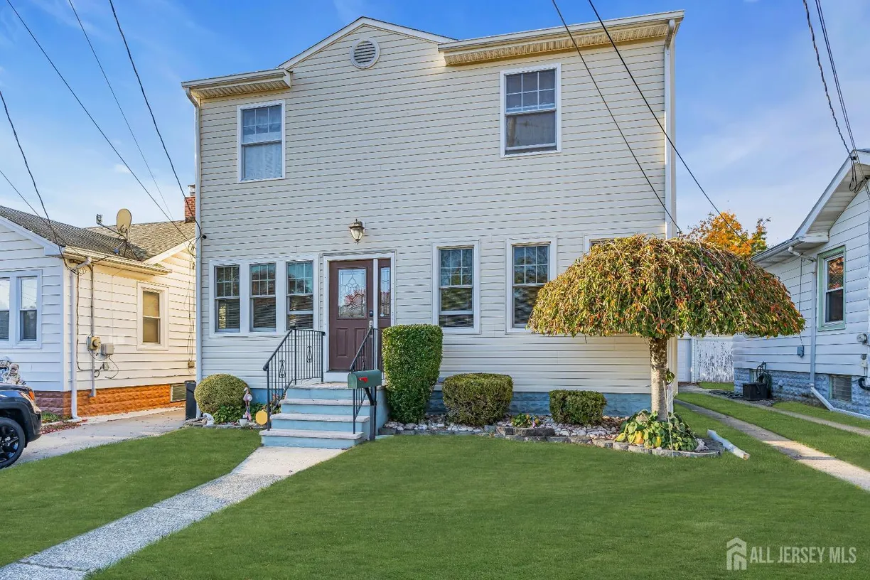 Central NJ/Bucks County, PA Real Estate | View 10 Leonardine Avenue | 4 Beds, 3 Baths