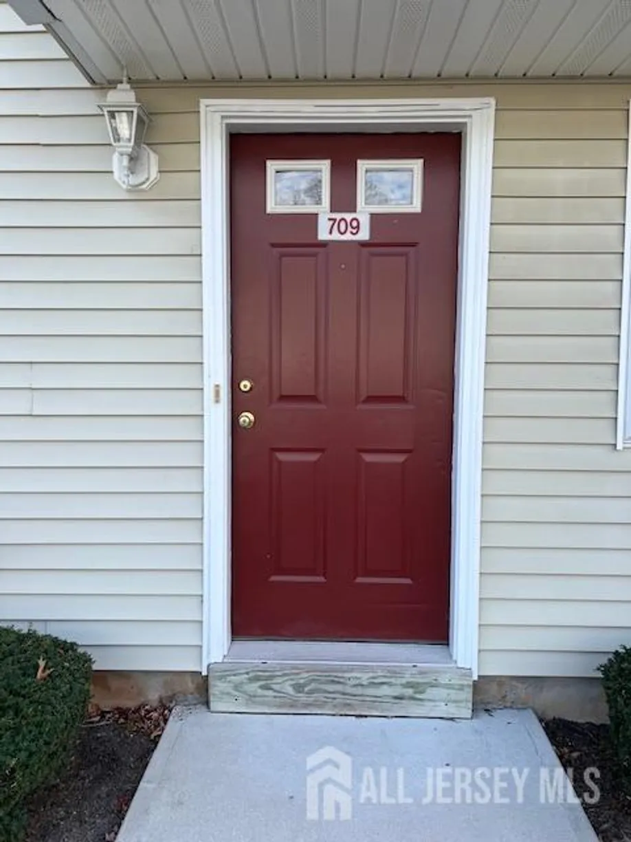 Central NJ/Bucks County, PA Real Estate | View 709 Kings Court | 2 Beds, 2 Baths