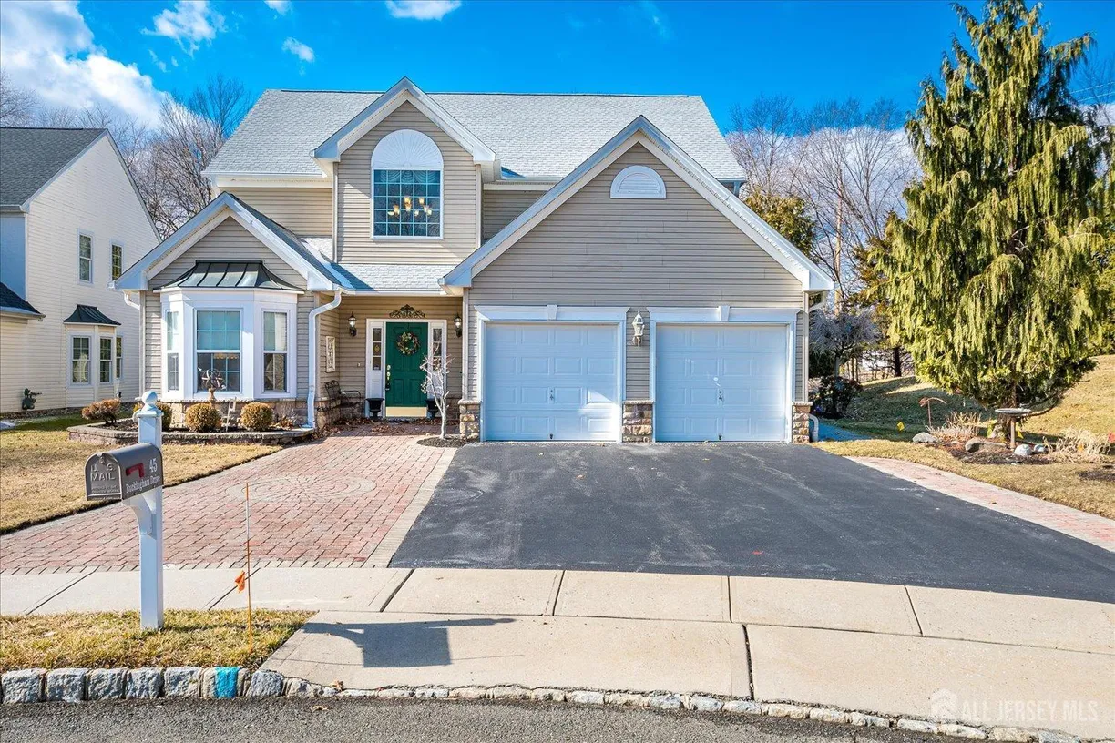 Central NJ/Bucks County, PA Real Estate | View 45 Buckingham Drive | 3 Beds, 2 Baths