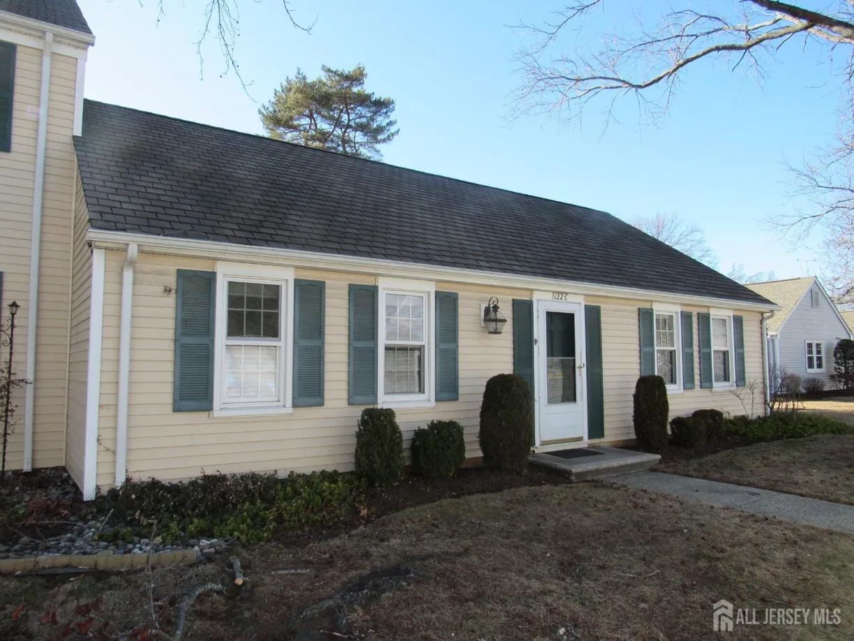 Central NJ/Bucks County, PA Real Estate | View 122-C lowell Lane | 2 Beds, 1 Bath