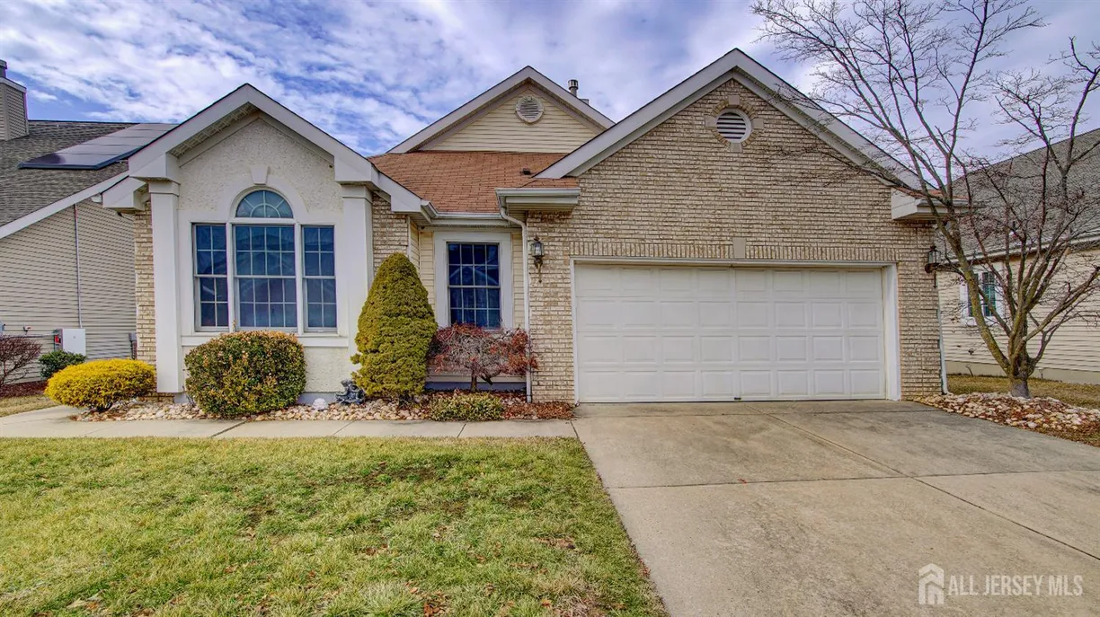 Central NJ/Bucks County, PA Real Estate | View 8 Harwood Road | 2 Beds, 2 Baths