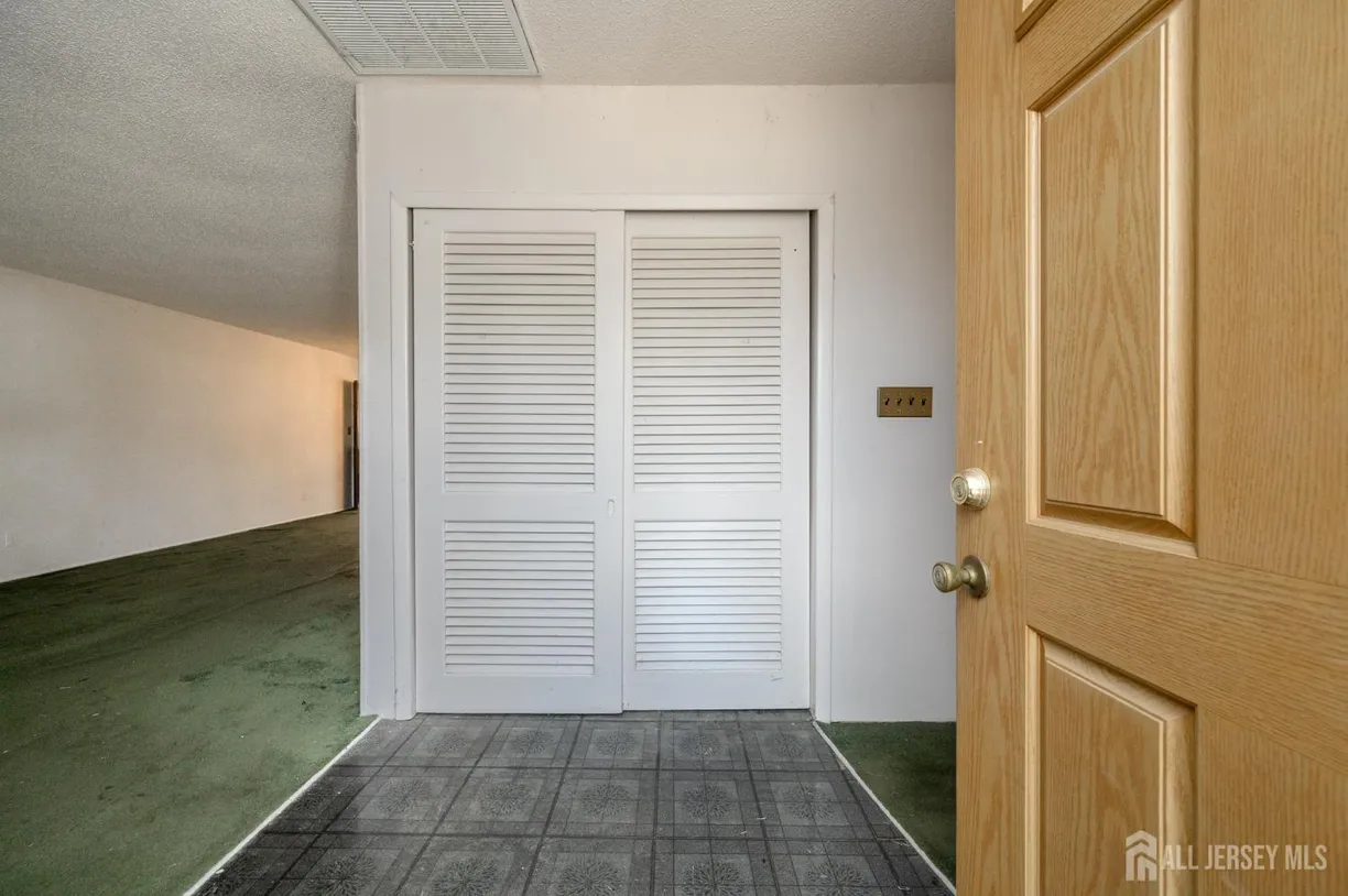 Central NJ/Bucks County, PA Real Estate | View 3 Tyne Court | Listing