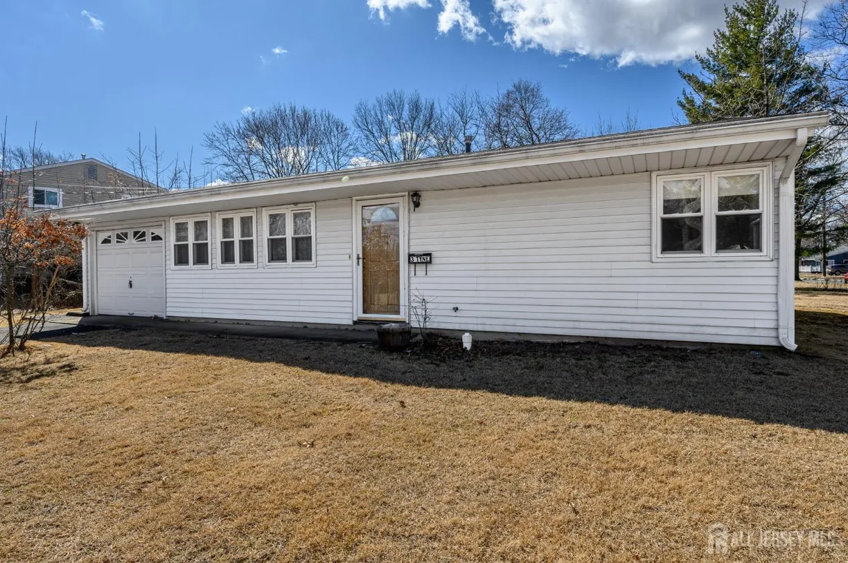 Central NJ/Bucks County, PA Real Estate | View 3 Tyne Court | 3 Beds, 2 Baths