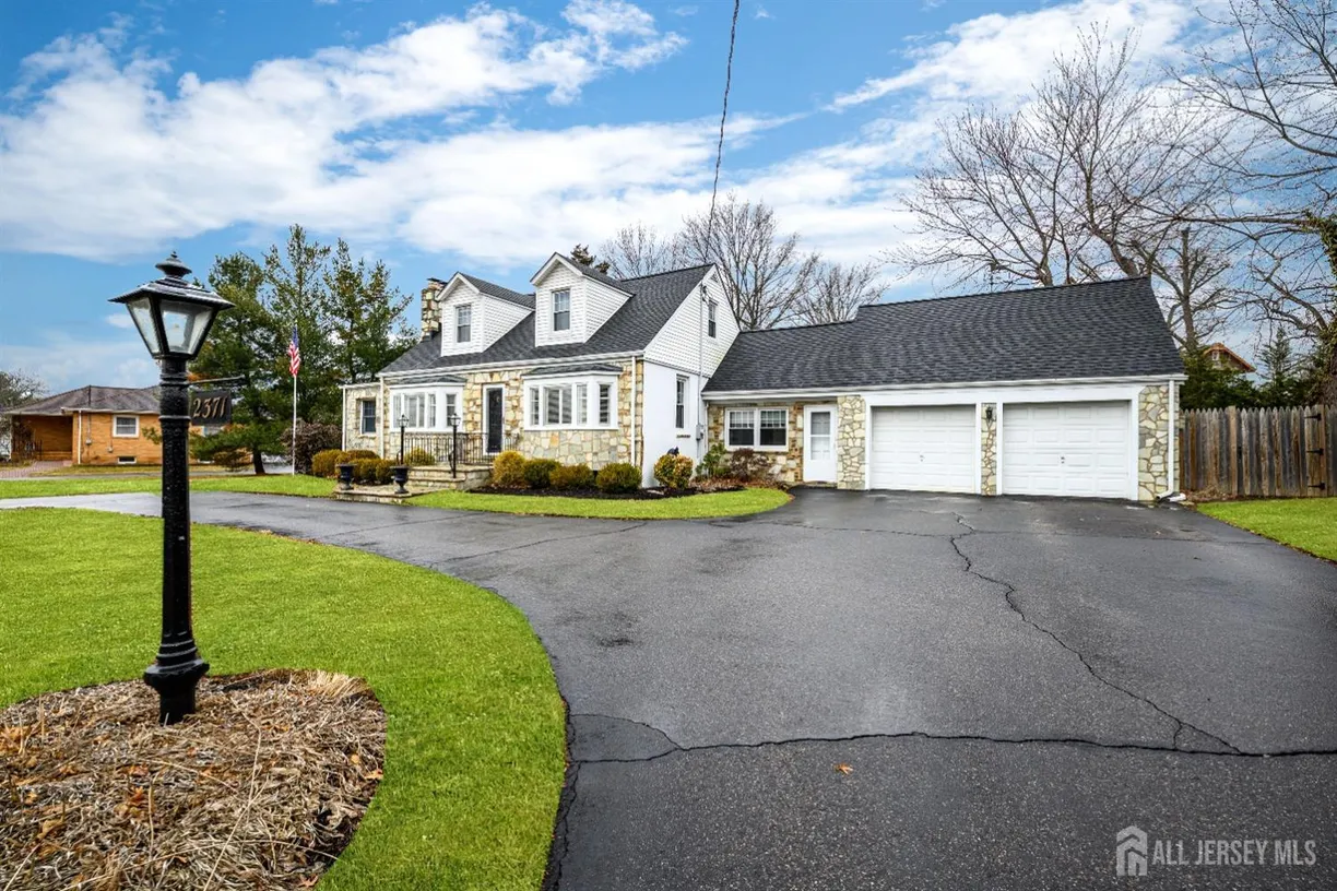 Central NJ/Bucks County, PA Real Estate | View 2371 Pennington Road | 3 Beds, 1 Bath