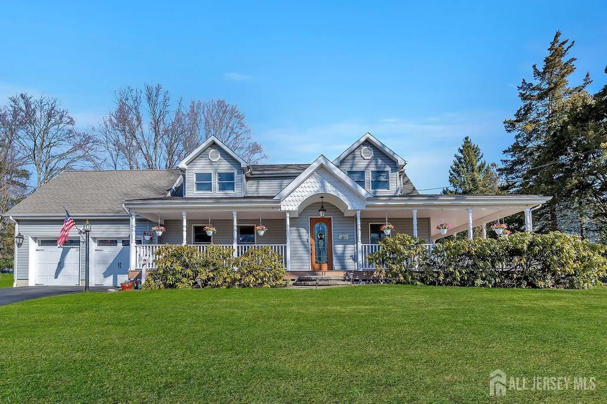 Central NJ/Bucks County, PA Real Estate | View 32 Inwood Drive | 4 Beds, 3 Baths
