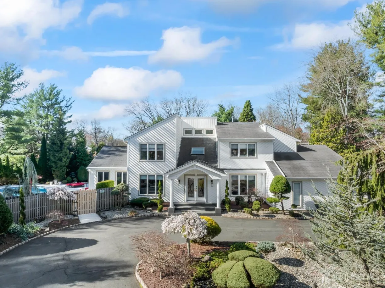 Central NJ/Bucks County, PA Real Estate | View 7 Leighton Drive | 5 Beds, 4 Baths