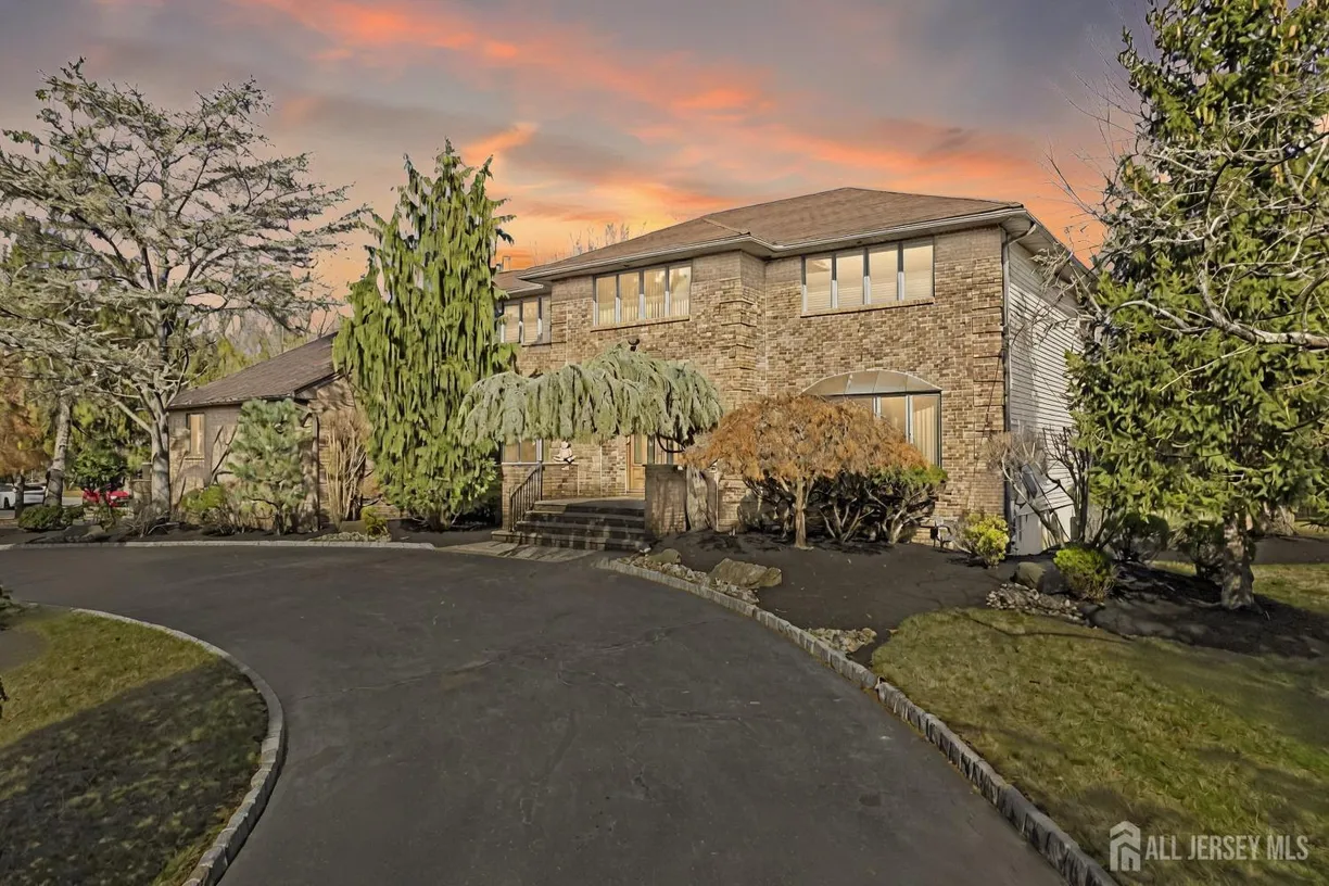 Central NJ/Bucks County, PA Real Estate | View 832 Grove Avenue | 6 Beds, 4 Baths