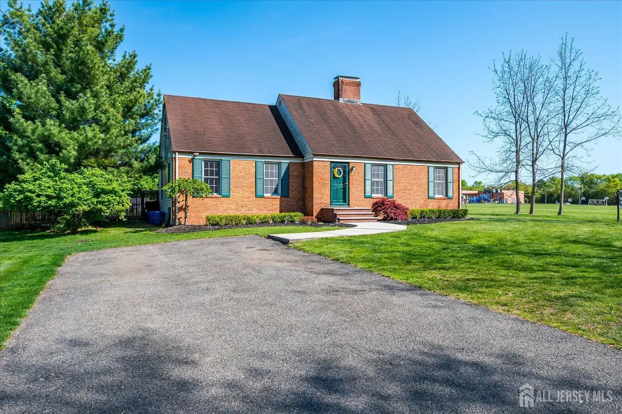 Central NJ/Bucks County, PA Real Estate | View 27 Vermont Avenue | 3 Beds, 2 Baths