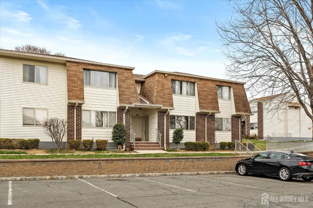 Central NJ/Bucks County, PA Real Estate | View 511 Bradley Court | 2 Beds, 2 Baths
