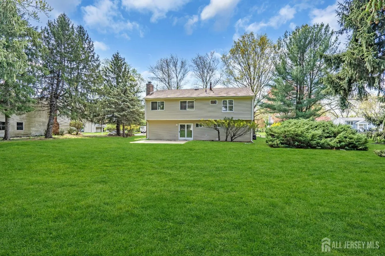 Central NJ/Bucks County, PA Real Estate | View 45 Linden Lane | 5 Beds, 2 Baths