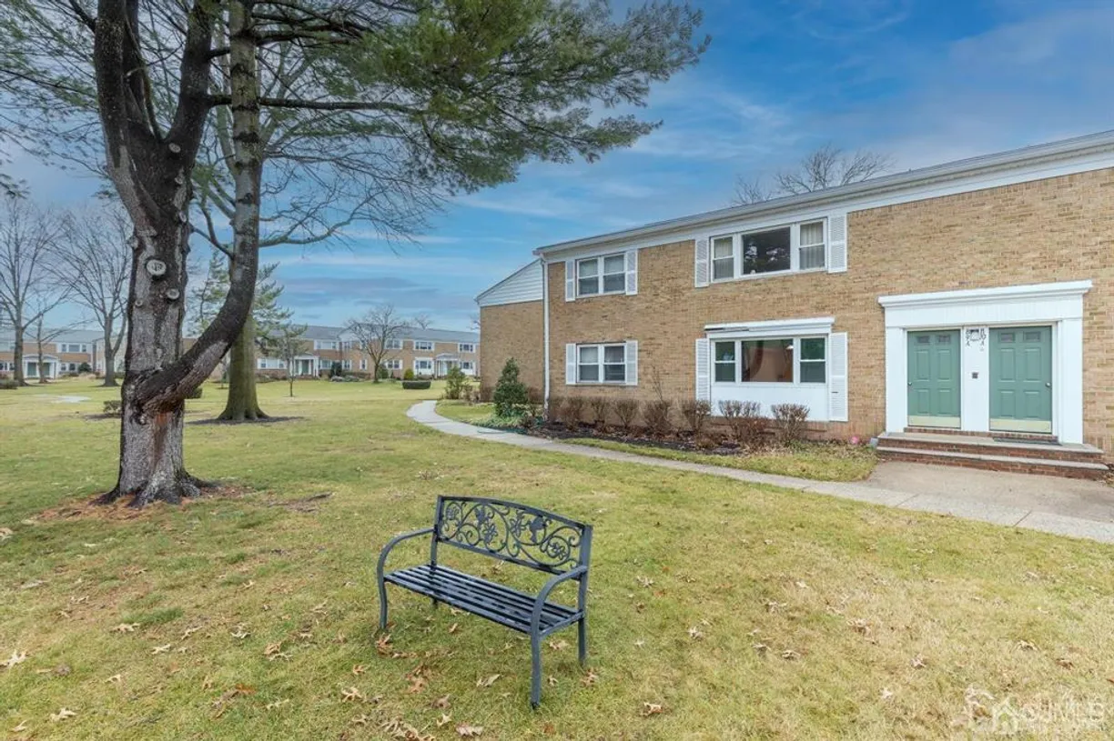 Central NJ/Bucks County, PA Real Estate | View 182 Evergreen Road, 9A | 2 Beds, 1 Bath