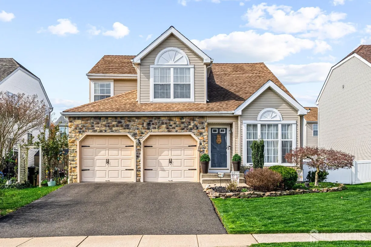 Central NJ/Bucks County, PA Real Estate | View 16 Dryden Drive | 3 Beds, 2 Baths