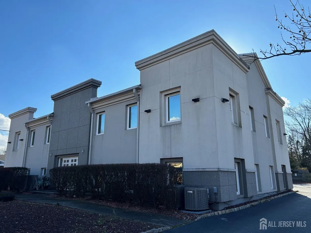 Central NJ/Bucks County, PA Real Estate | View 1967 Oak Tree Road | Listing